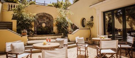 تناول الطعام بالخارج