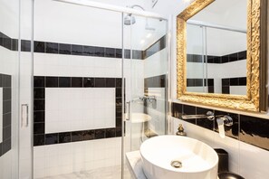 Een douche, een haardroger, een bidet, handdoeken