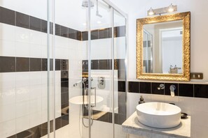 Regadera, secadora de cabello, bidet, toallas 