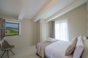 Unclassified image, 5 of 87, button - MyExclusiveItaly - Chianti's Villa | Vineyard, infinity pool, view (Greve in Chianti)