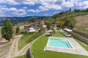 Unclassified image, 4 of 87, button - MyExclusiveItaly - Chianti's Villa | Vineyard, infinity pool, view (Greve in Chianti)