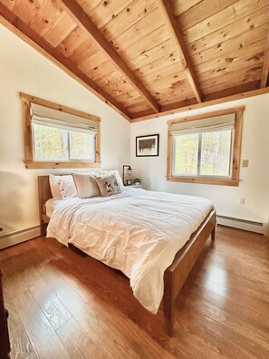 3 bedrooms, in-room safe, desk, iron/ironing board