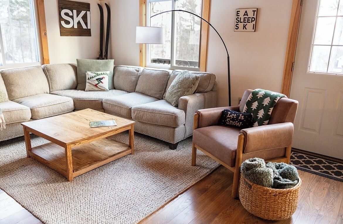 Smart TV, fireplace, DVD player, books