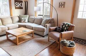 Smart-tv, pejs, dvd-afspiller, bøger