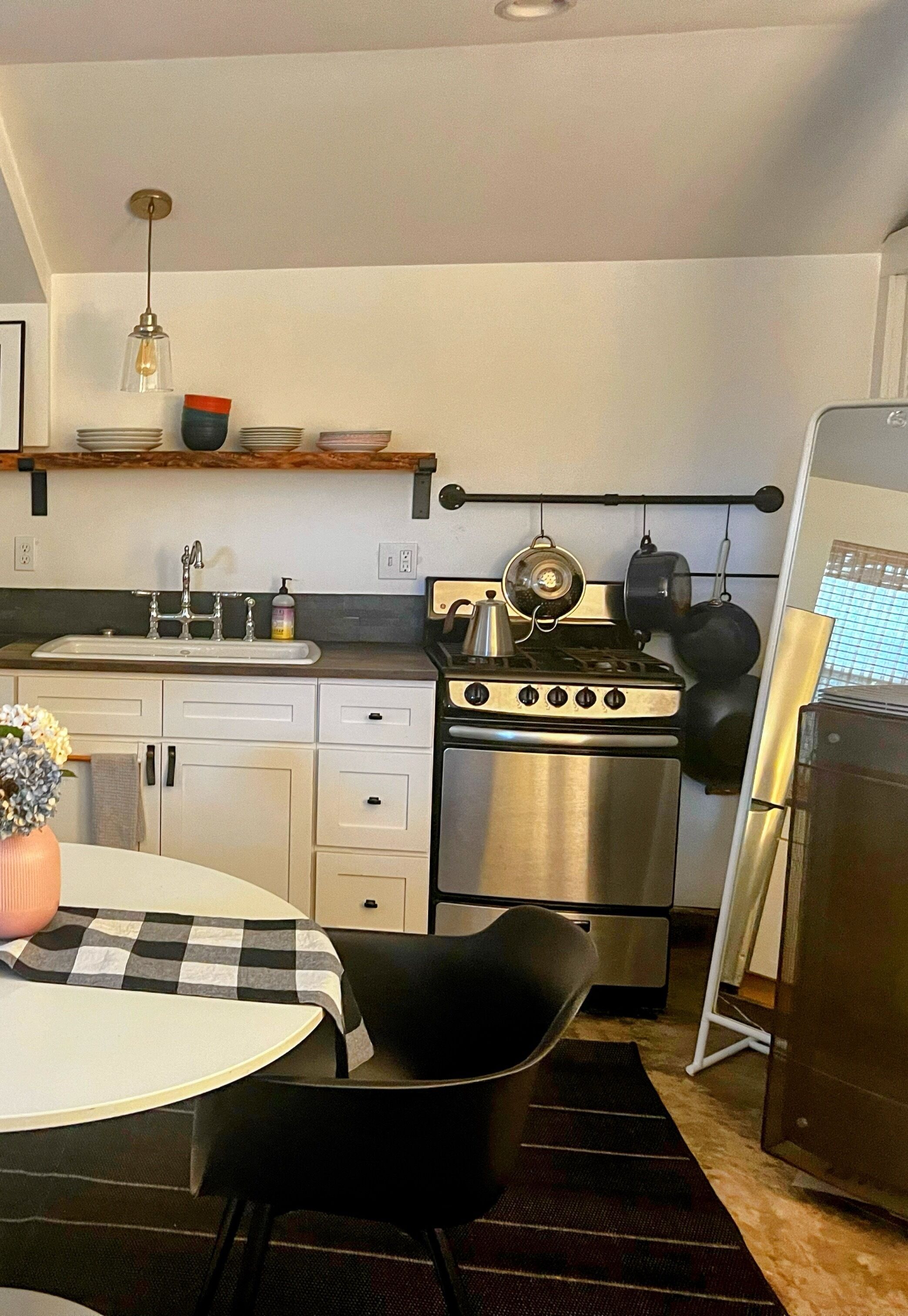 Réfrigérateur, four, plaque de cuisson, cafetière/bouilloire