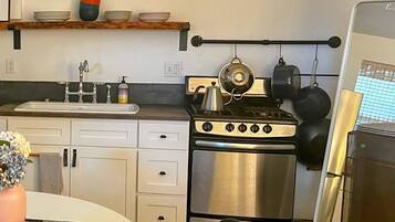 Réfrigérateur, four, plaque de cuisson, cafetiÚre/bouilloire