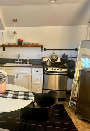 Fridge, oven, stovetop, coffee/tea maker - Skye's abode (Portland)