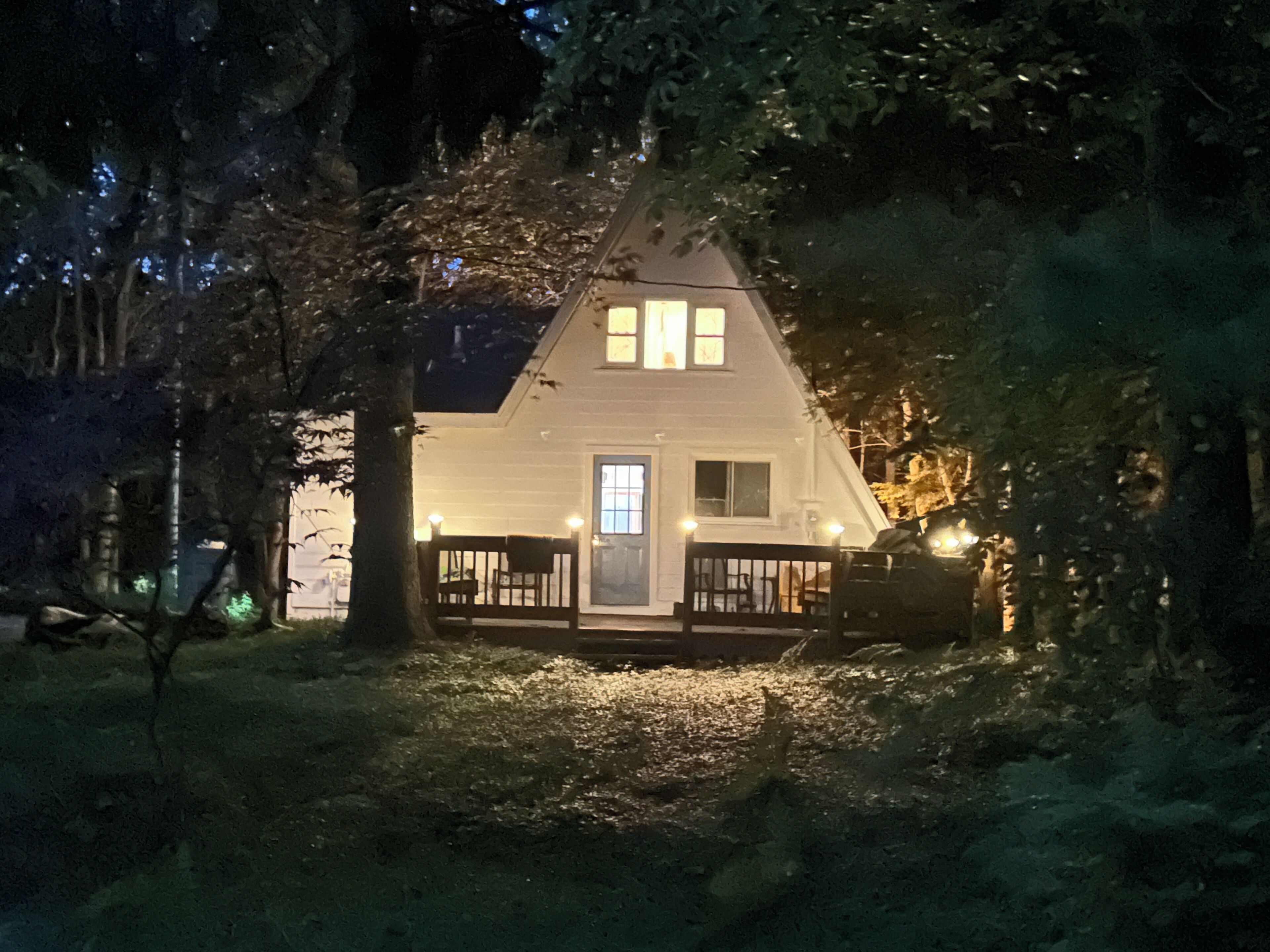 Une maison avec un porche à l’avant, une porte et des fenêtres.