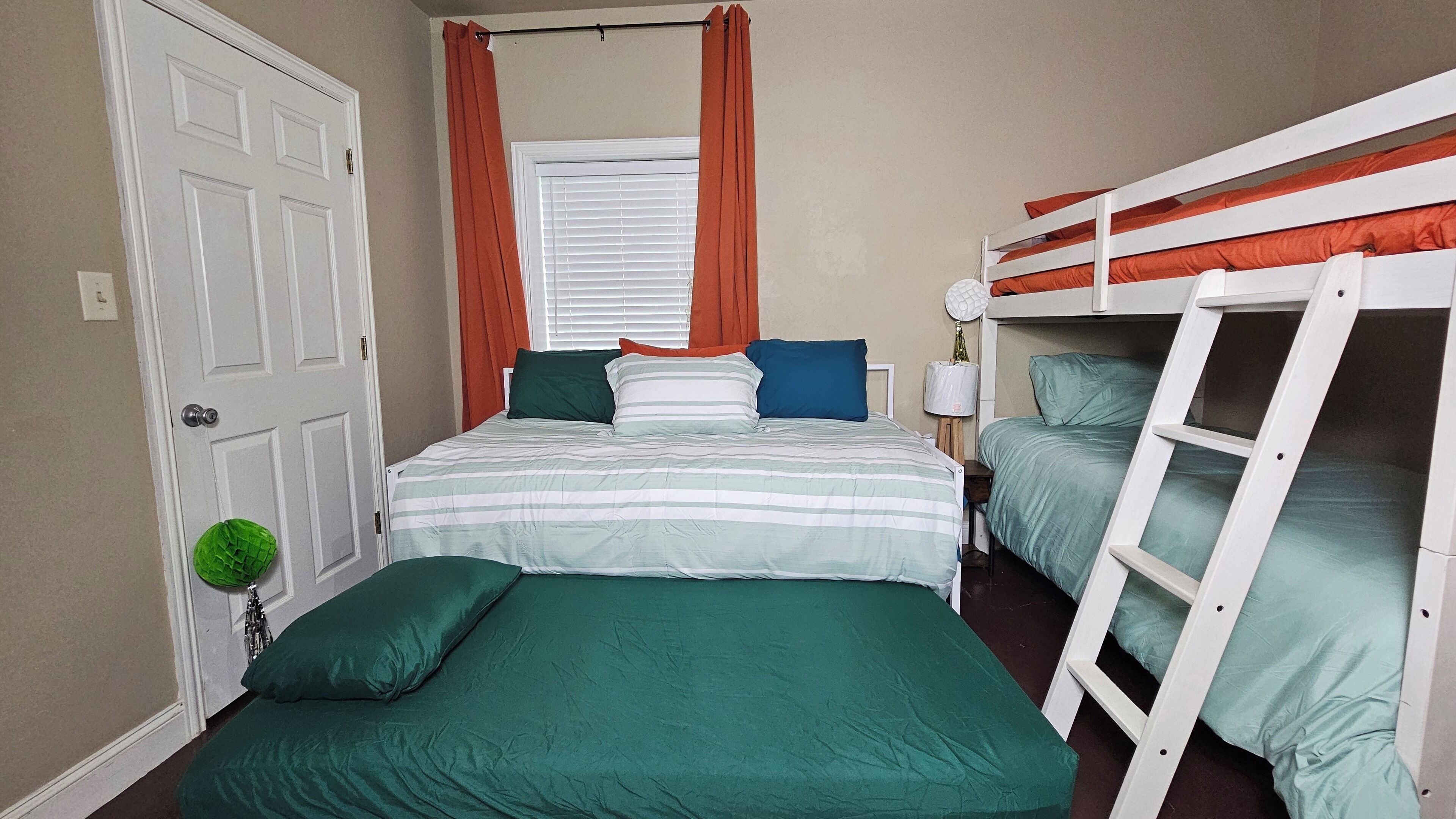 Family Home by Lake Murray, Texoma, Arbuckle, Turner Falls and Winstar Casino 