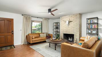 テレビ、暖炉、書庫