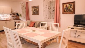 Dining - Beautiful apartment for 5 guests with WIFI, TV, balcony and panoramic view (Ostrov)