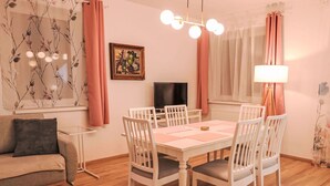 TV - Beautiful apartment for 5 guests with WIFI, TV, balcony and panoramic view (Ostrov)