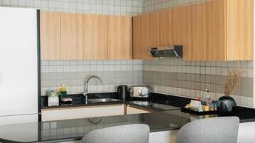 Lemari es, microwave, kompor, dan mesin pembuat kopi/teh