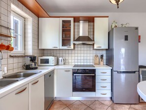 冷蔵庫、電子レンジ、オーブン、食器洗い機