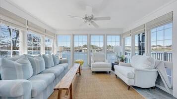 Smart TV, futbolito y tenis de mesa