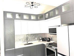 Køleskab, mikrobølgeovn, ovn, kogeplade