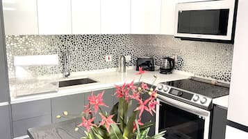 Fridge, microwave, oven, stovetop