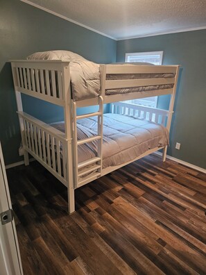 2 bedrooms, desk, travel cot, free WiFi