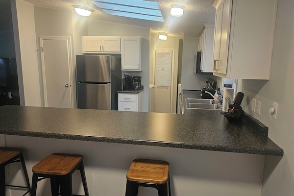 Frigorífico, microondas, horno y placa de cocina