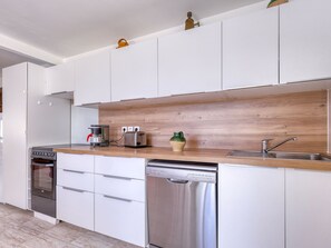 Kjøleskap, mikrobølgeovn, ovn og oppvaskmaskin