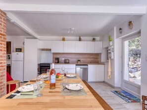 Een koelkast, een microgolfoven, een oven, een vaatwasser
