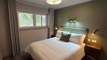 2 slaapkamers, een bureau, een strijkplank/strijkijzer, wifi