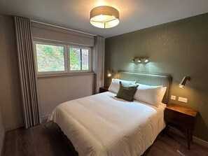 2 bedrooms, desk, iron/ironing board, WiFi