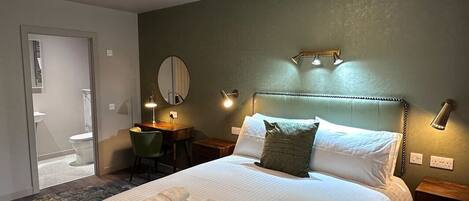 2 bedrooms, desk, iron/ironing board, WiFi