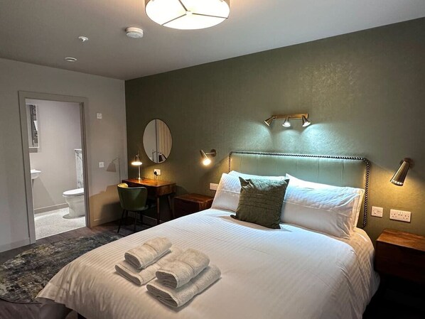 2 bedrooms, desk, iron/ironing board, WiFi