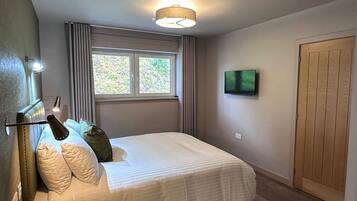 2 bedrooms, desk, iron/ironing board, WiFi