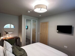 2 bedrooms, desk, iron/ironing board, WiFi