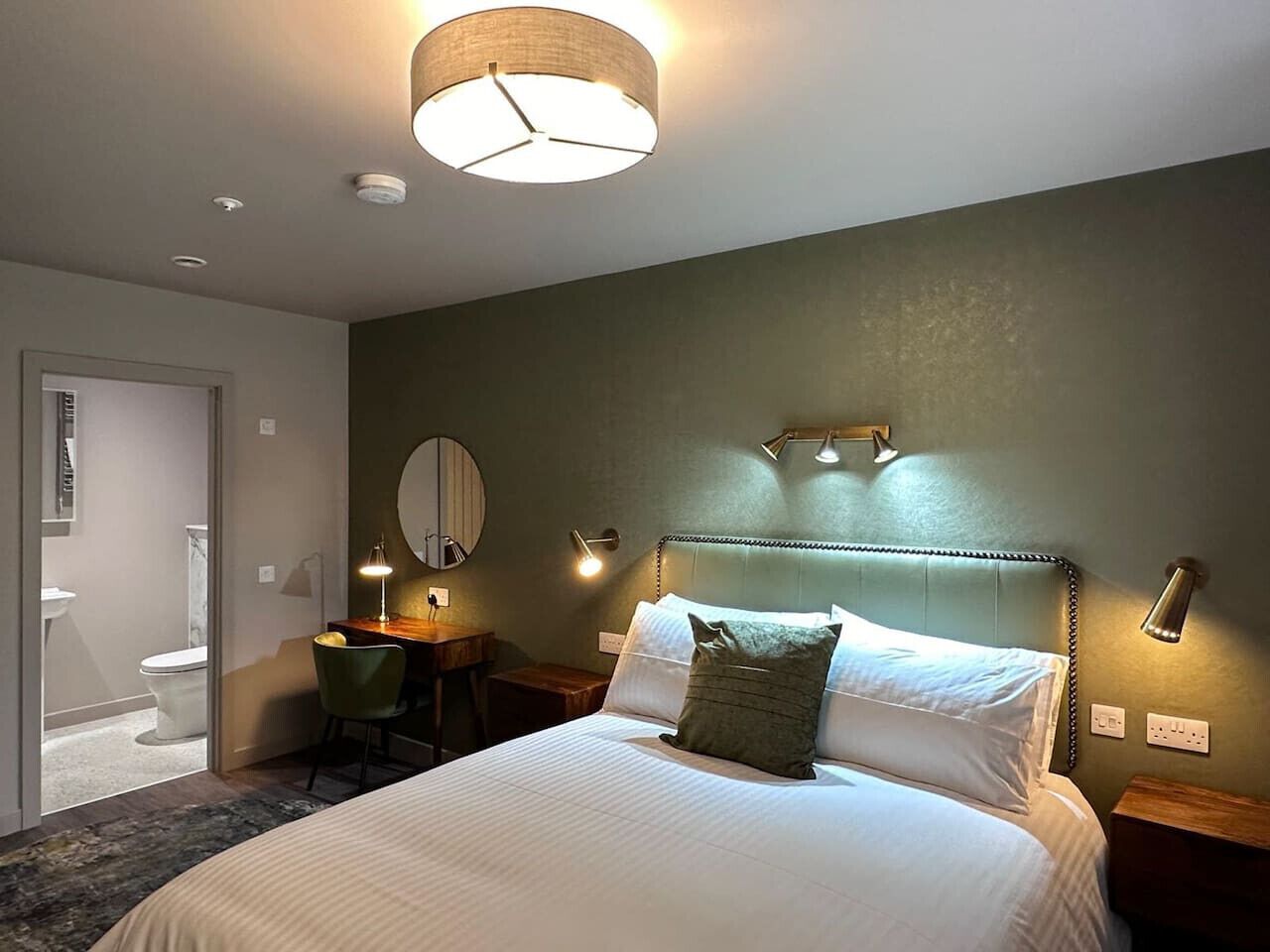 2 bedrooms, desk, iron/ironing board, WiFi