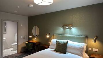 2 bedrooms, desk, iron/ironing board, travel crib