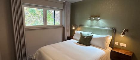 2 dormitorios, escritorio, tabla de planchar con plancha y cuna de viaje