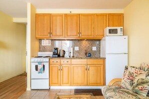 Refrigerador, microondas, horno y cafetera y tetera 