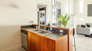 Eine moderne Küche mit Holzausstattung und einem eingebauten Geschirrspüler.