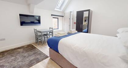 Bicester Court Lodge The Garth Room | Bicester Holiday Let | 1 Bed & Sleeps 2