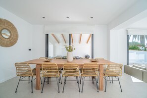 Dining - La Villa Mahana Goertz (Empuriabrava)