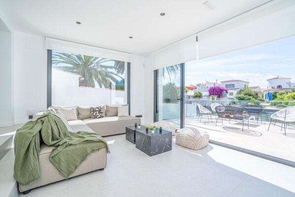 TV - La Villa Mahana Goertz (Empuriabrava)