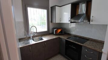 Een koelkast, een microgolfoven, een oven, een vaatwasser