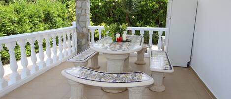 تناول الطعام بالخارج