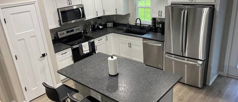 Geladeira, micro-ondas, fogão, cooktop