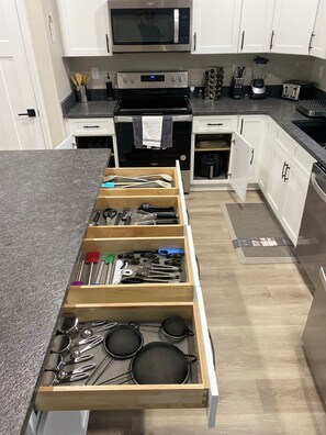 Fridge, microwave, oven, stovetop - New 2024 home. 5mi to WEC. Close to I-75. Rainbow river, Devils Den and more. (Ocala)