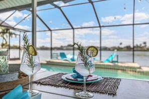 Utomhuspool och uppvärmd pool