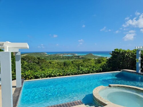Beautiful Poolside Bungalow with Incredible Views. 5 mins to the beach!