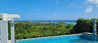 Beautiful Poolside Bungalow with Incredible Views. 5 mins to the beach!