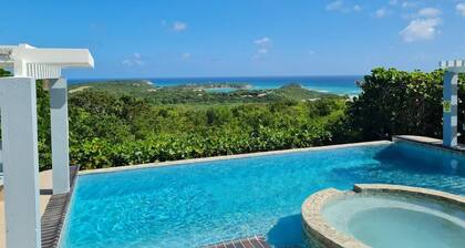 Beautiful Poolside Bungalow with Incredible Views. 5 mins to the beach!