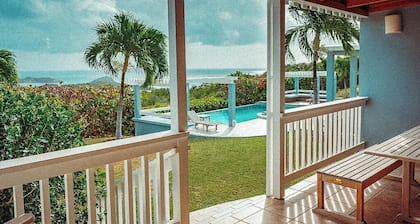 Beautiful Poolside Bungalow with Incredible Views. 5 mins to the beach!