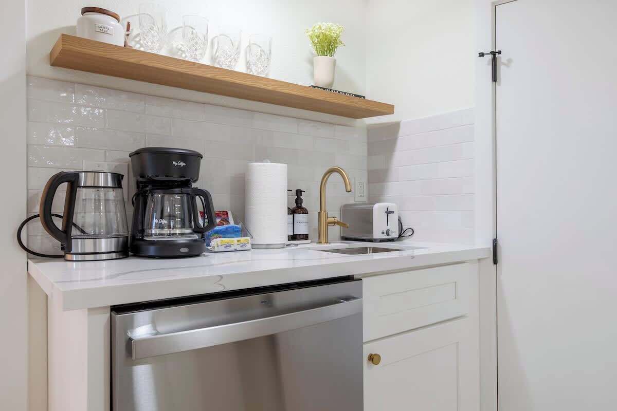 Geladeira, micro-ondas, cooktop, lava-louças