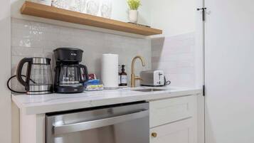 Geladeira, micro-ondas, cooktop, lava-louças